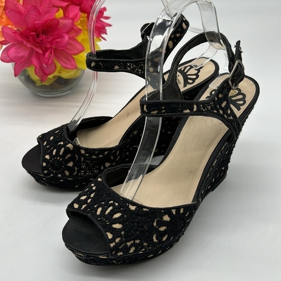 Fergalicuous Black tan Scroll Pattern Wedge Sandals Size 8.5 BSN5916E - Picture 1 of 7